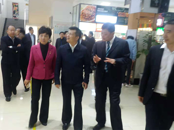 領(lǐng)導關(guān)懷教育廳陶廳長視察西苑餐廳